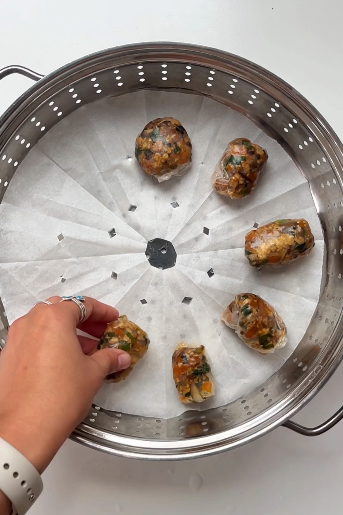 Steaming rice paper dumplings