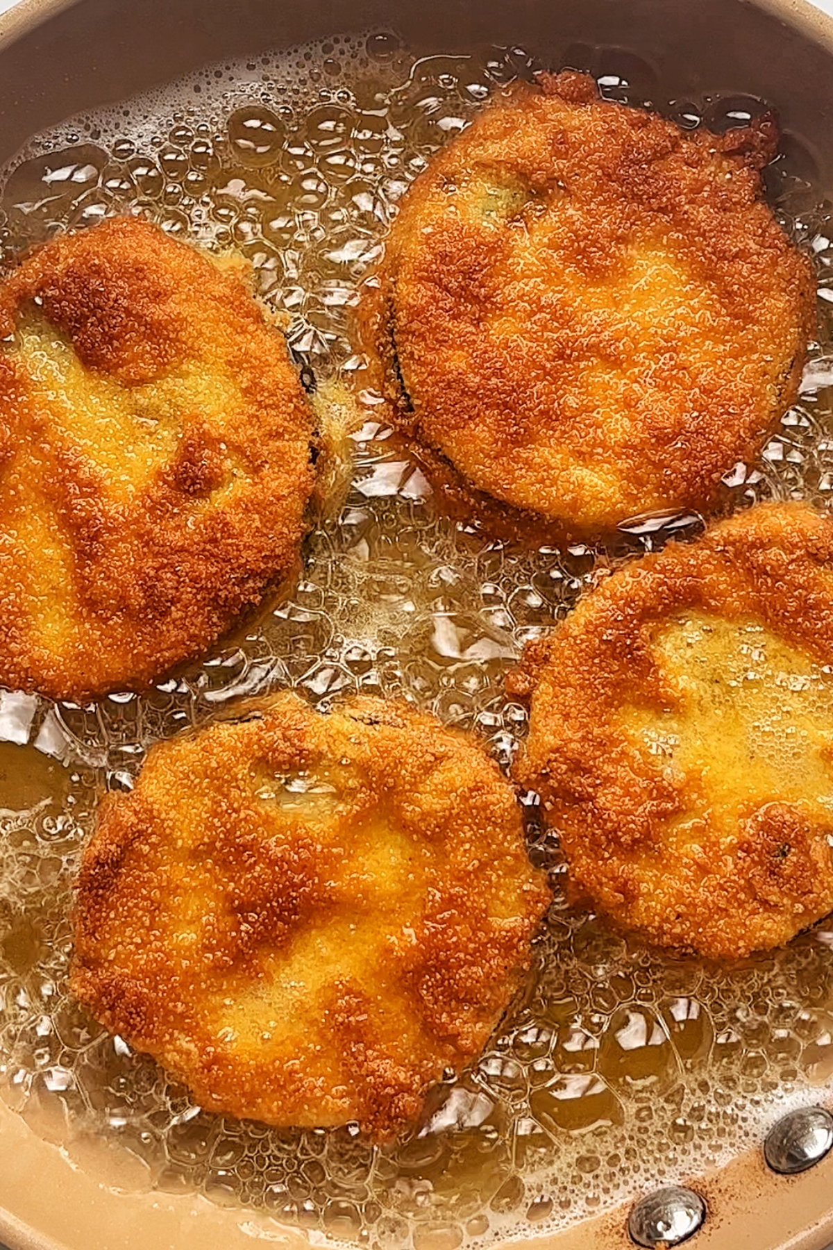 Shall frying eggplant discs.
