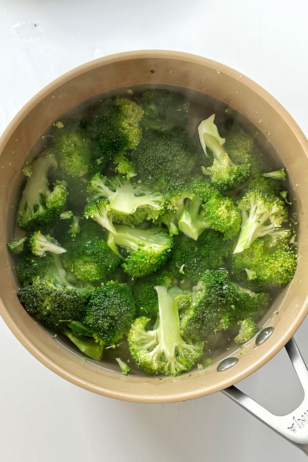 Boiling broccoli in a saucepan.