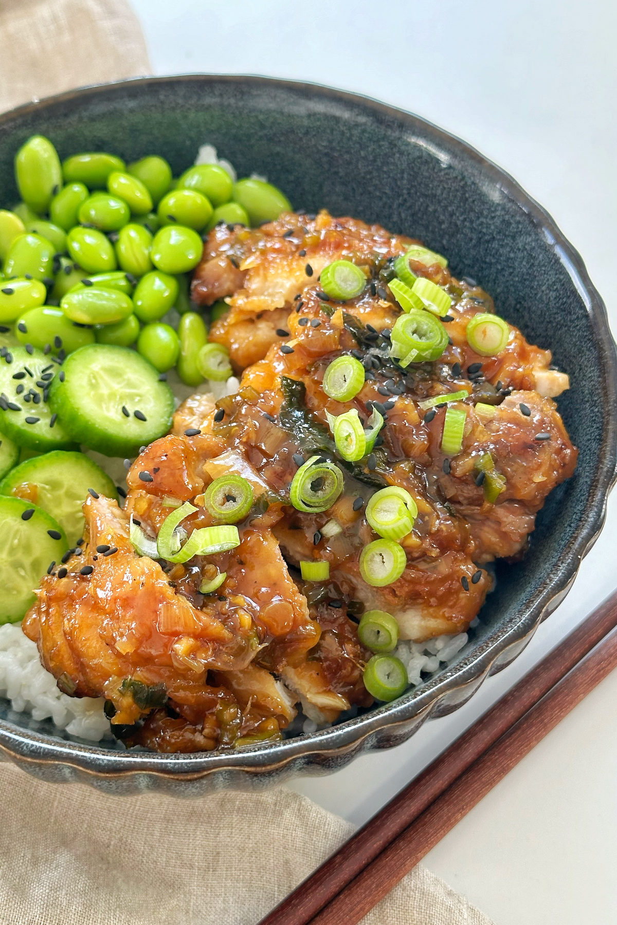 Side profile of scallion chicken.