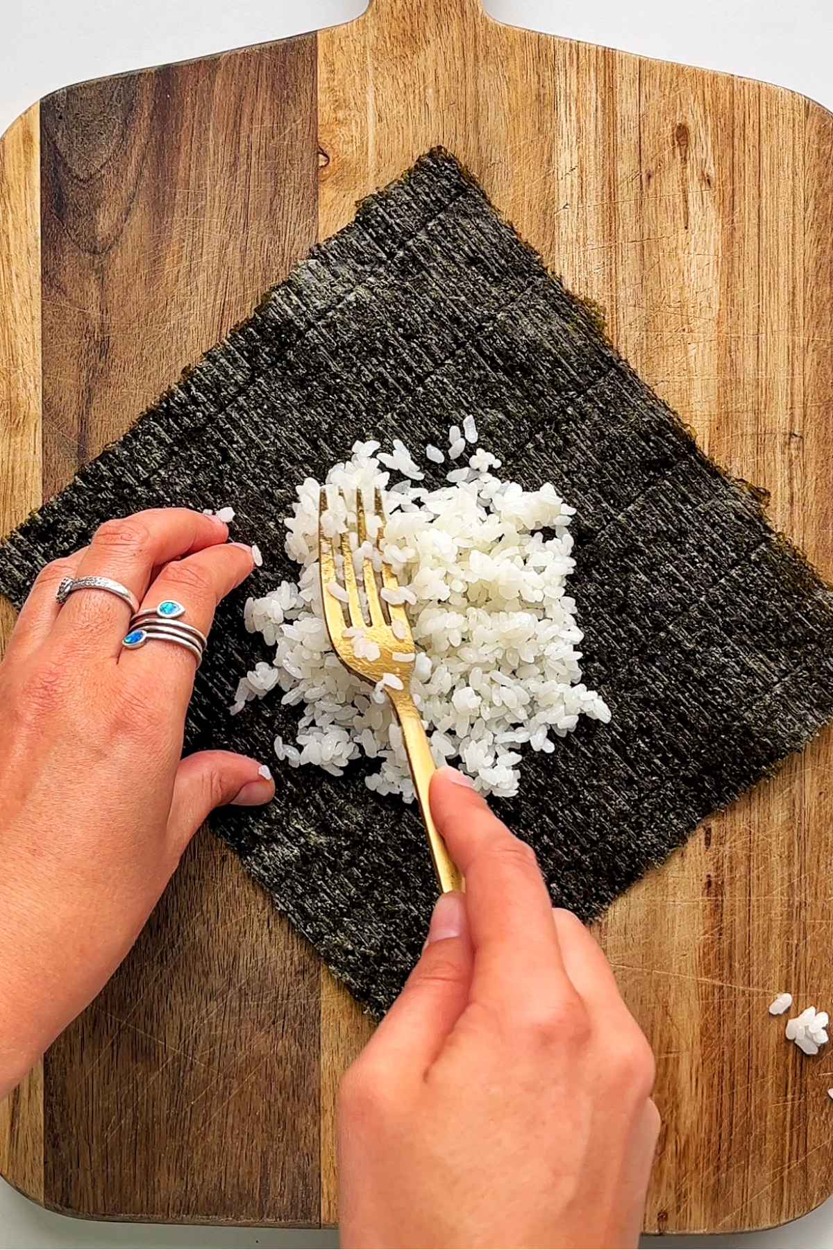 Assembling onigirazu.