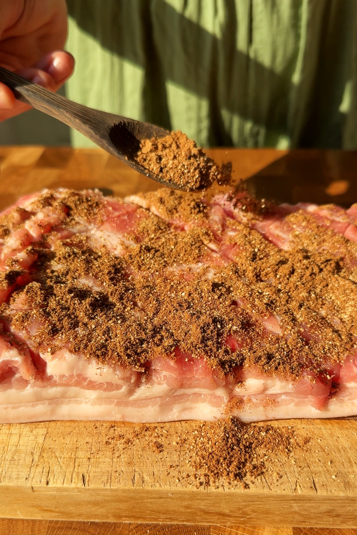 Seasoning meat of pork belly.