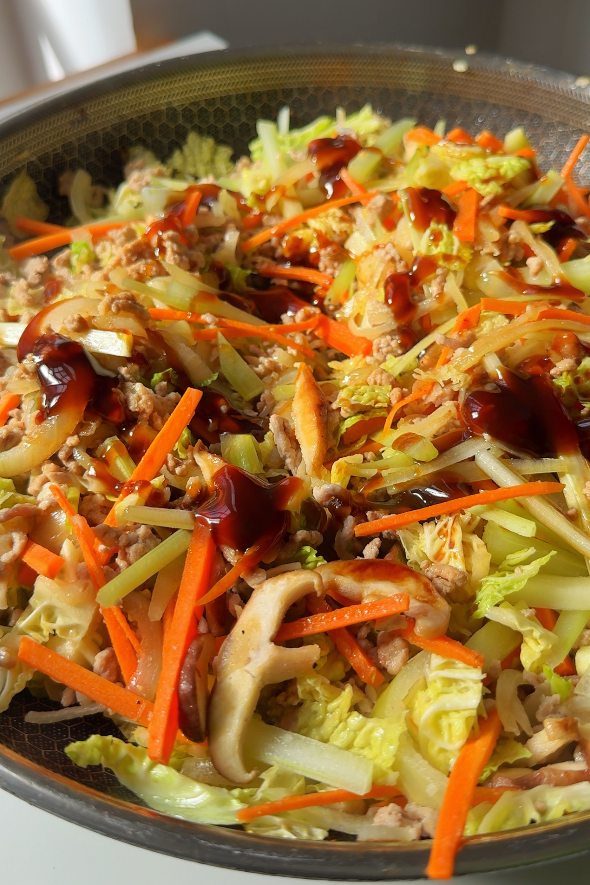 Adding sauce to the filling.