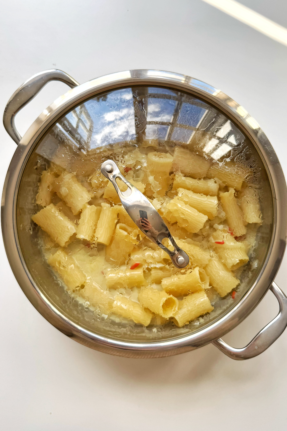Adding a lid on the pasta gorgonzola.