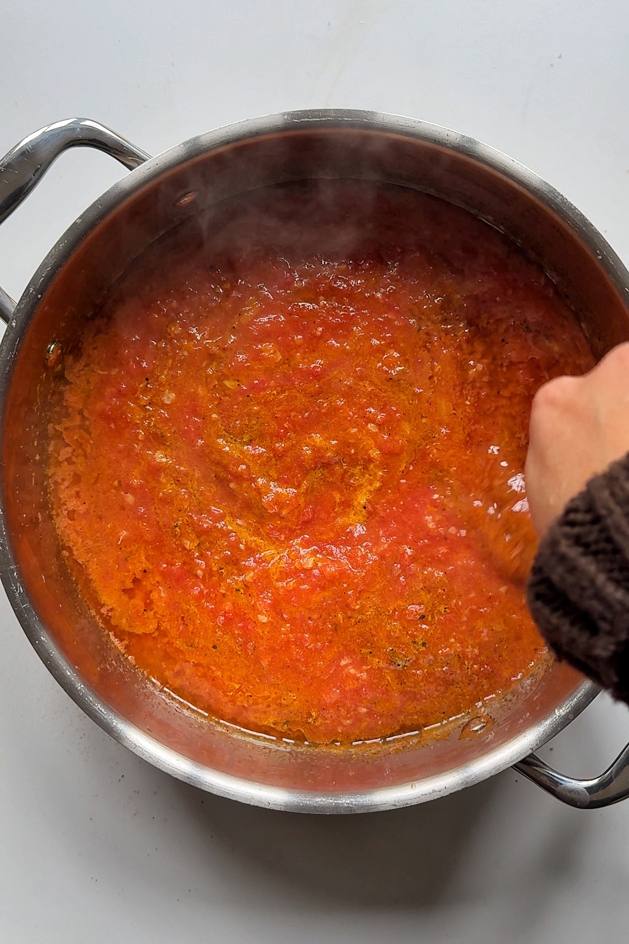 Frying egg curry sauce.