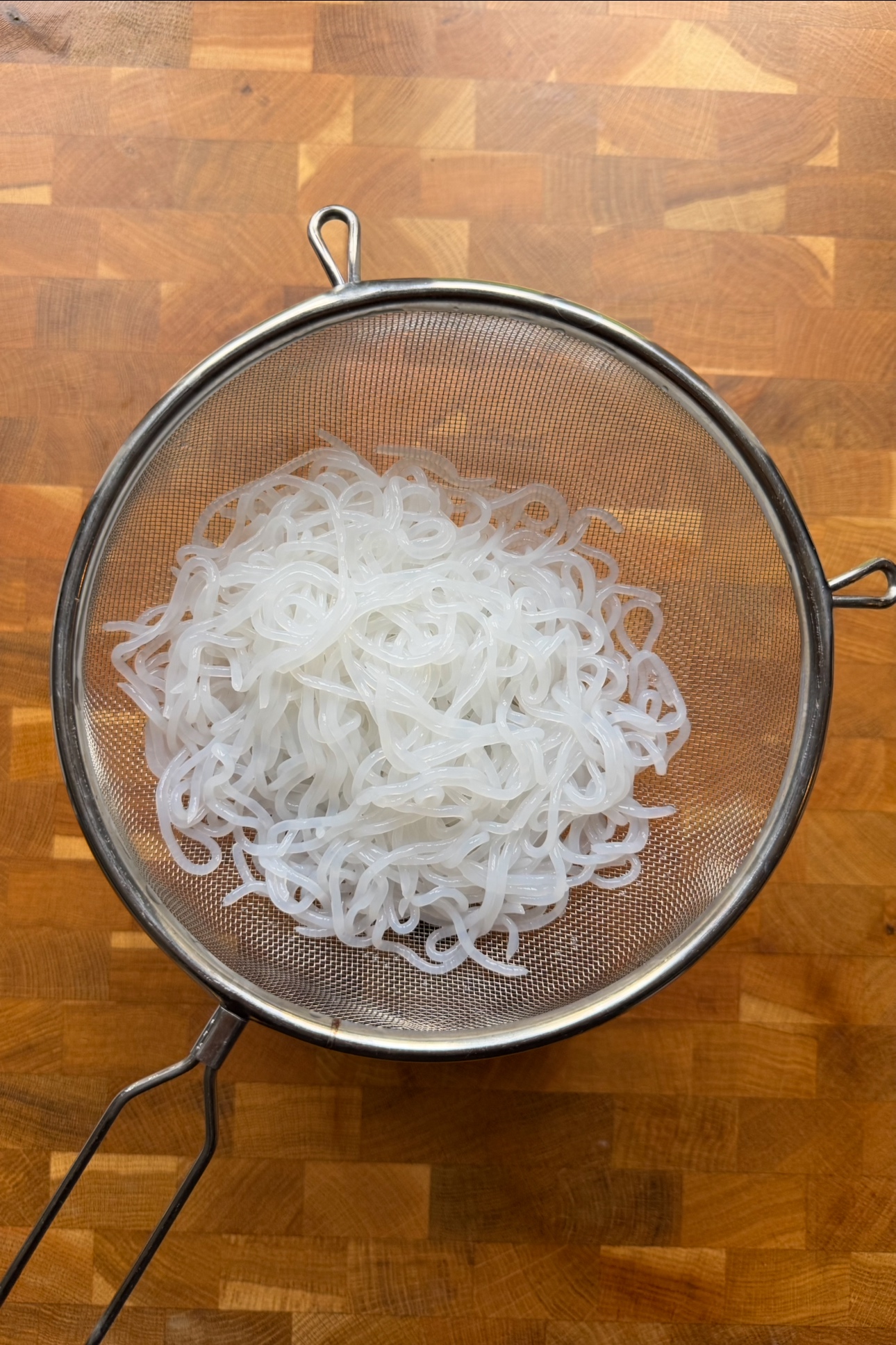shirataki noodles in sieve.