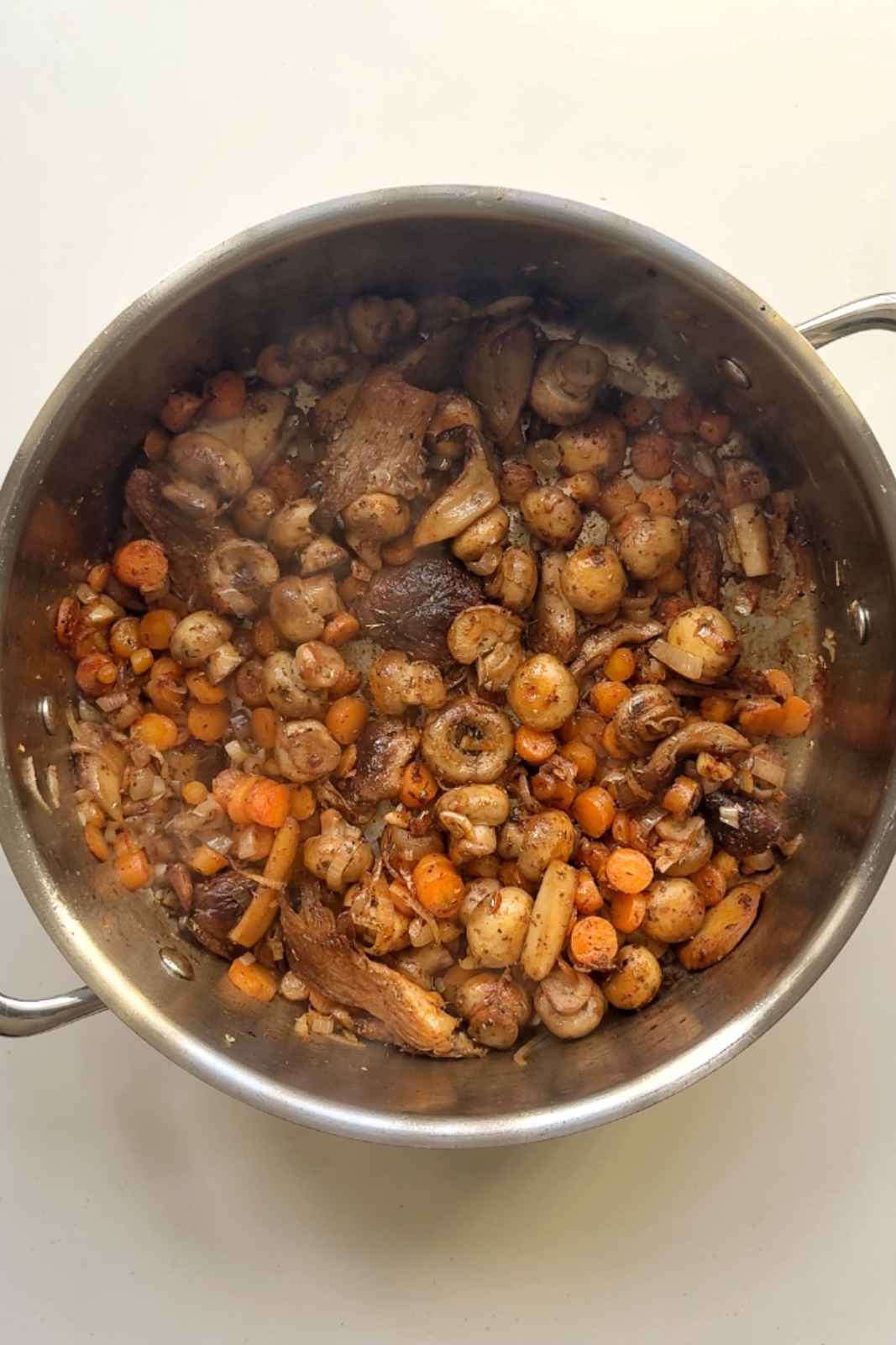Frying carrots and shallots with mushrooms.