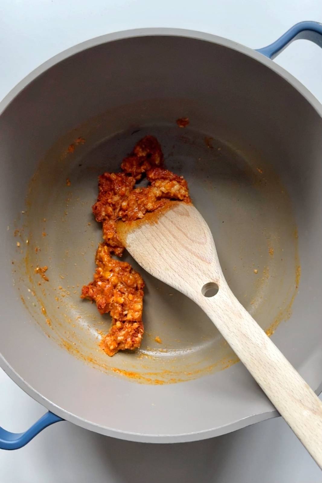 Fry off peanut butter, thai curry paste and soy sauce in a pan.