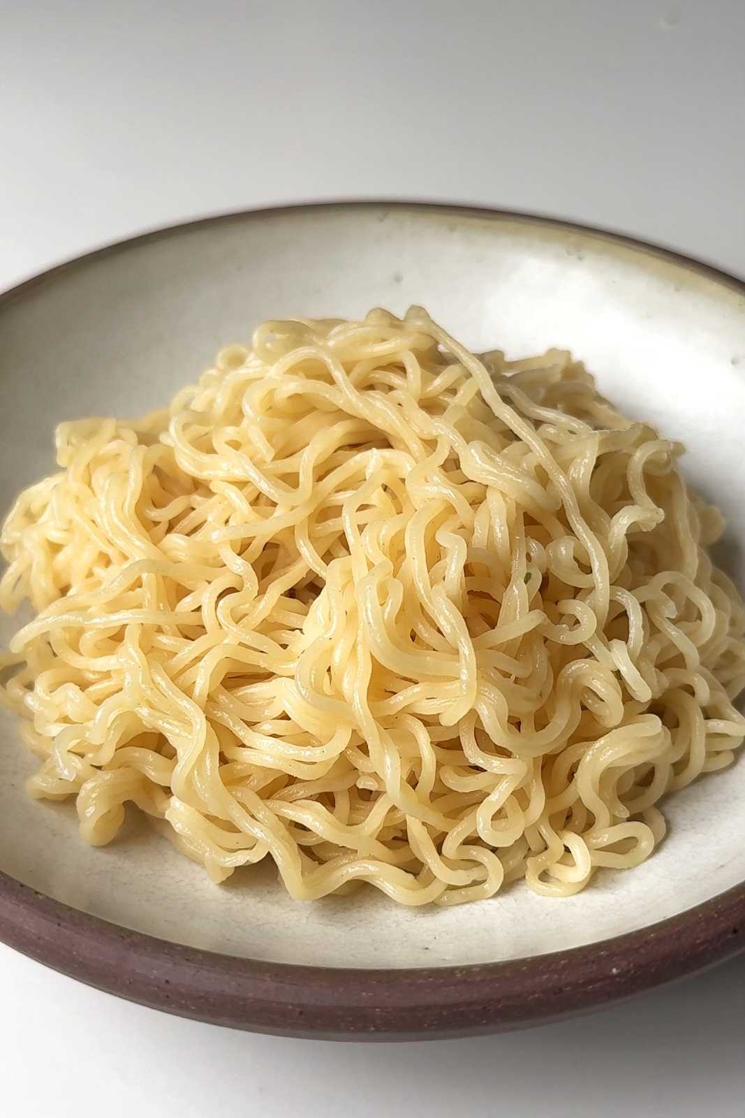 Noodles for chilli crab sauce.