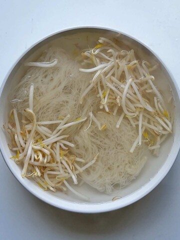 A bowl full of bean sprouts blanching