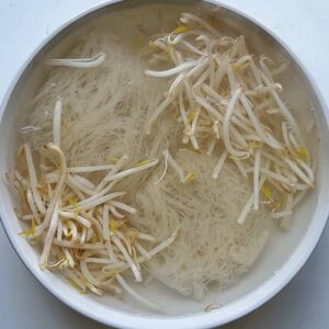 A bowl full of bean sprouts blanching