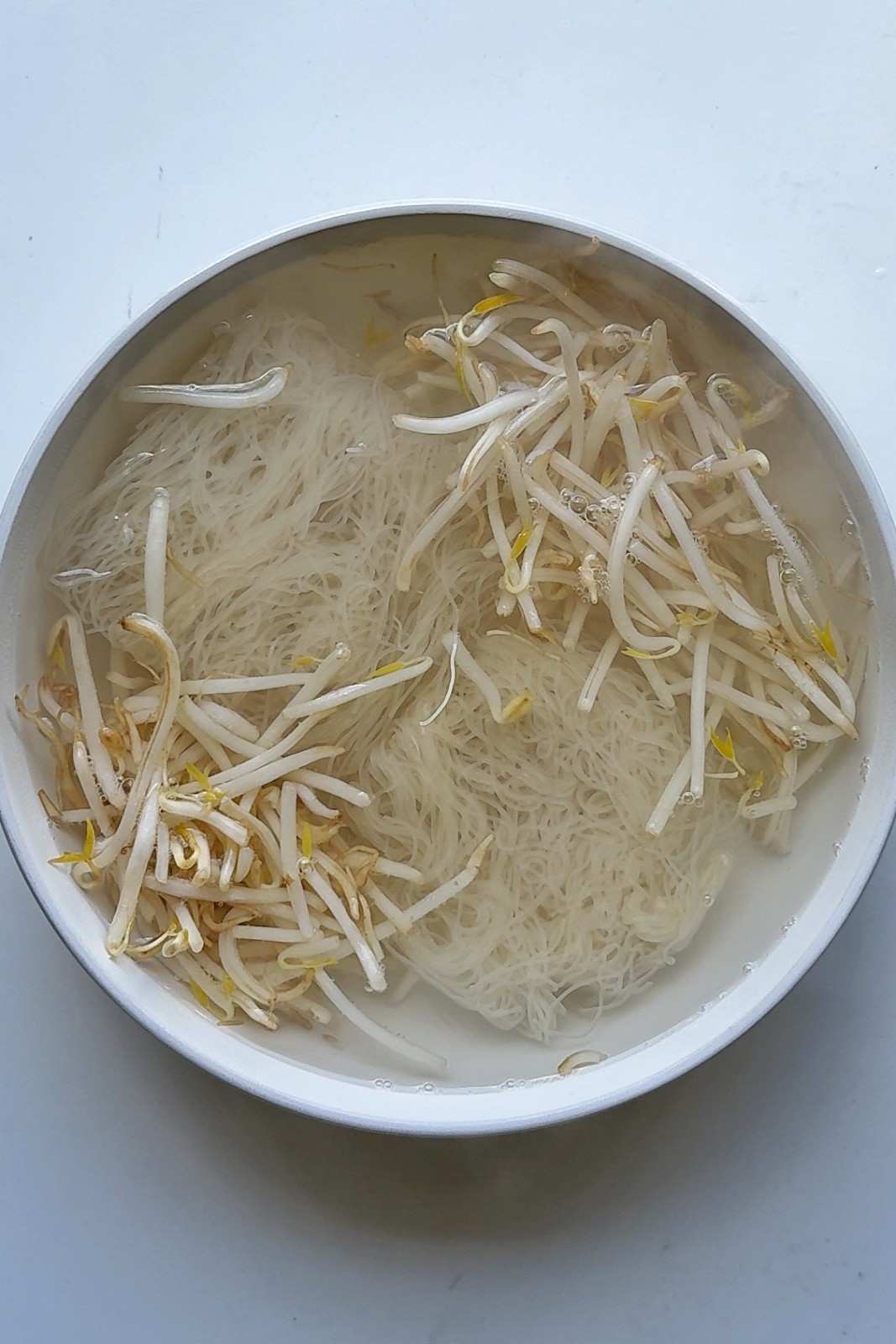 A bowl full of bean sprouts blanching
